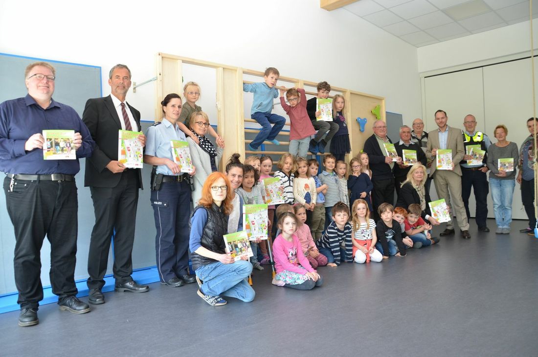 Die Vorschulkinder des Konzener Kindergartens können sich und ihre Eltern mit dem Ratgeber »Sicher zur Schule« fit für den Schulweg machen. Foto: T. Förster