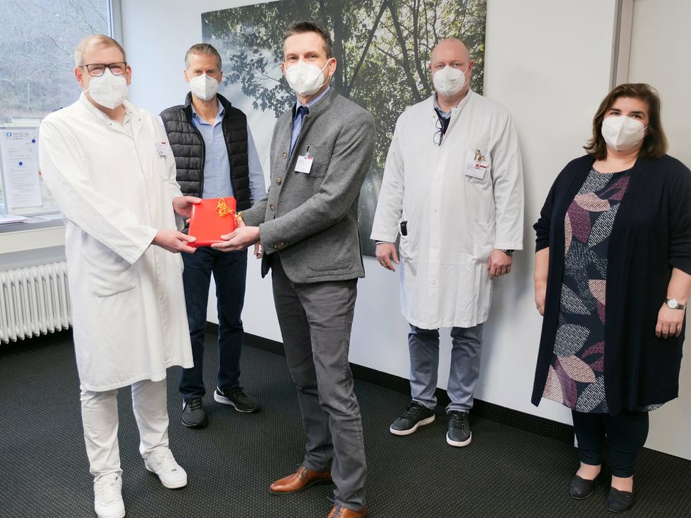 Die Klinikleitung heißt den neuen Chefarzt offiziell willkommen. V.l.: Chefarzt Dr. med. Michael Fehringer, Ärztlicher Direktor Dr. med. Ulrich Frey, Verwaltungsdirektor Hendrik Weinz, Stellvertr. Ärztlicher Direktor Priv.-Doz. Dr. med. Jochen Tüttenberg und Pflegedirektorin Michaela Scaramuzzo-Schröer.