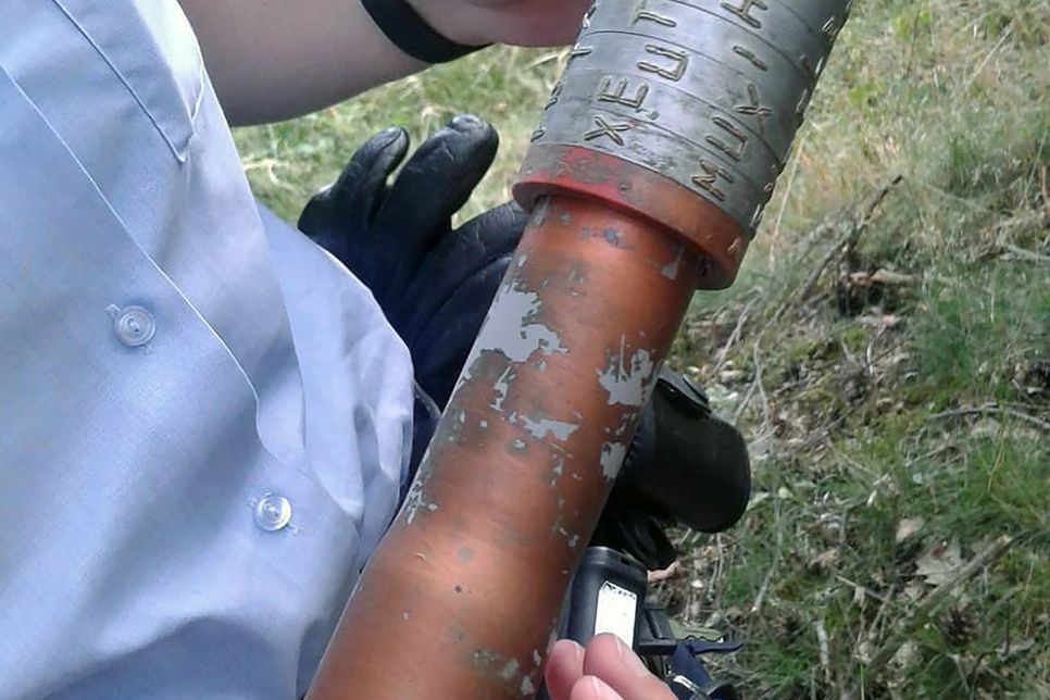 Diese vermeintliche Handgranate entpuppte sich am Ende als harmloser Geocache. Foto: Polizei