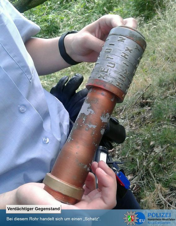 Diese vermeintliche Handgranate entpuppte sich am Ende als harmloser Geocache. Foto: Polizei