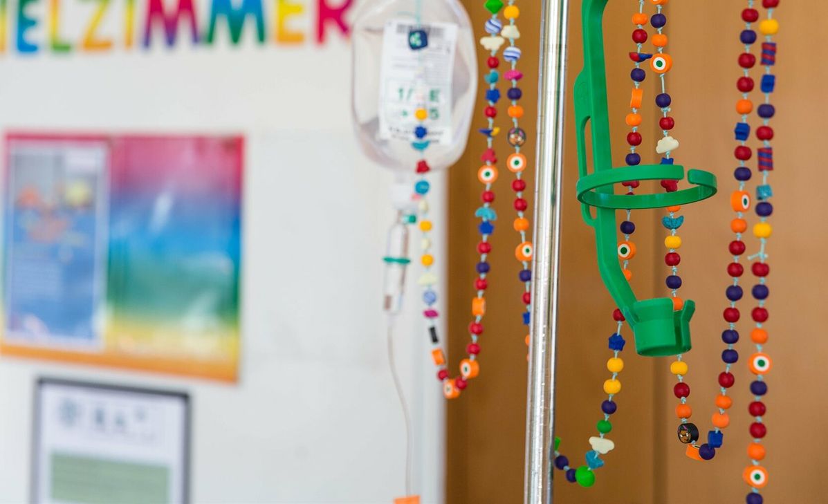 Je nach der Therapiedauer kann die bunte Perlen-Kette bis zu sechs Meter lang werden.