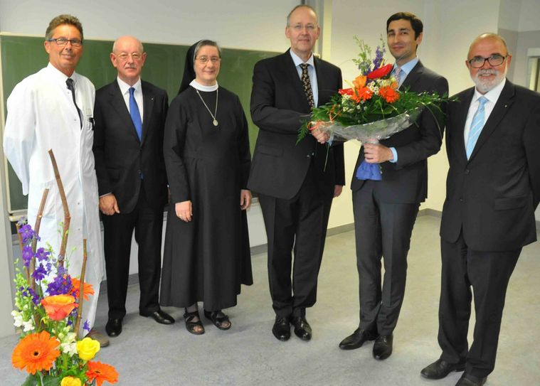 Blumen für den "Neuen": Geschäftsführer Thomas Wagner (2. v. r.) begrüßt Dr. med. Detlef Marx im Team.
