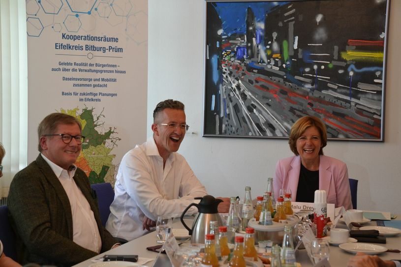 Malu Dreyer informierte sich am Mittwoch über zukunftsweisende Modelle, mit denen der Eifelkreis Bitburg-Prüm den Herausforderungen in den Bereichen Gesundheit und Pflege begegnen will. Fotos: Sybille Schönhofen