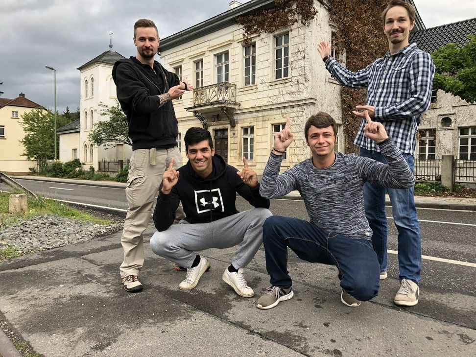 Dominik Gromadzki (v.li.), Yunus Braun, Jugendtrainer André Radermacher und Benedikt Fröhlich hauchen der alten Poensgen Villa in Gemünd neues Leben ein. mn-Fotos