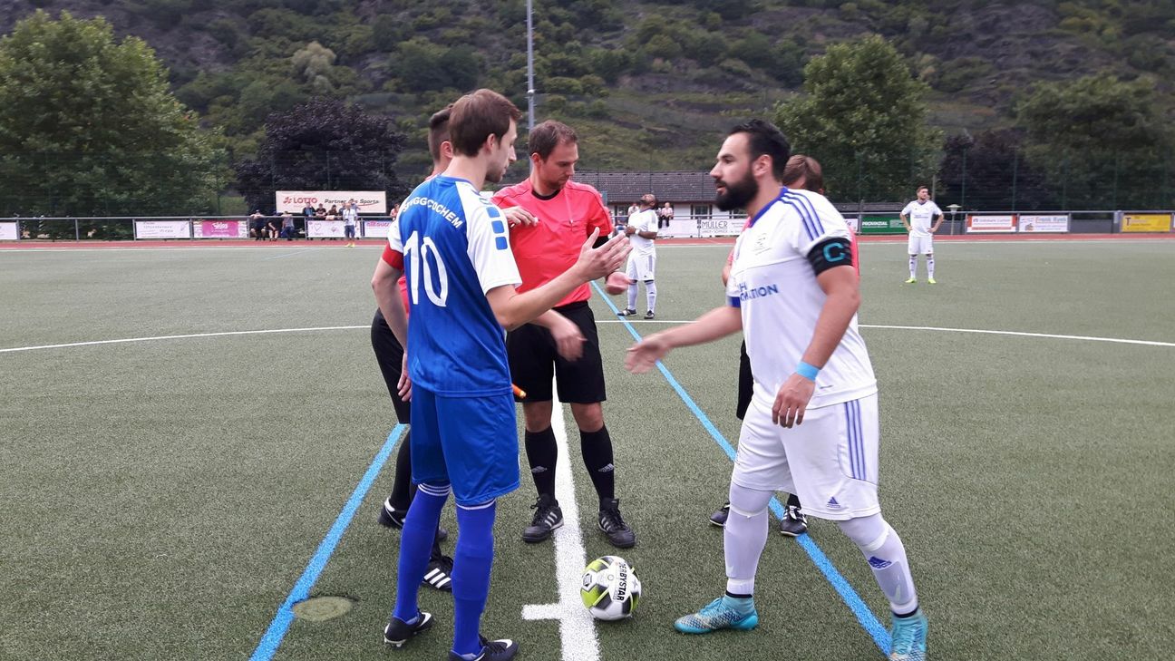 Erneut stand der wiedergenesene Kapitän Maxi Junk (weißes Trikot) in der Karbacher Startelf. Mit seinem verwandelten Elfmeter trug er zudem zum verdienten 0:4-Erfolg im Rheinlandpokal bei. (Foto: Arno Boes)