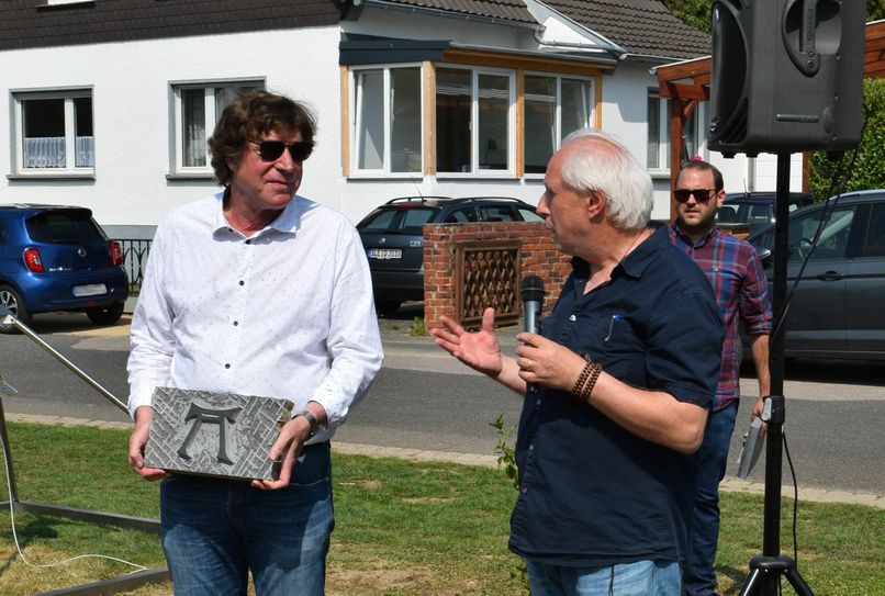 Auch Armin Flucht von der Euskirchener Baugesellschaft EuGeBau erhielt ein Dürer-"A" aus der Bodenbplatte. Foto: Scholl