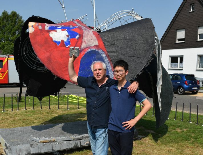 Rolf A. Kluenter präsentiert gemeinsam mit seinem Sohn Richard den "Reststein" seines Kunstwerkes. Foto: Scholl