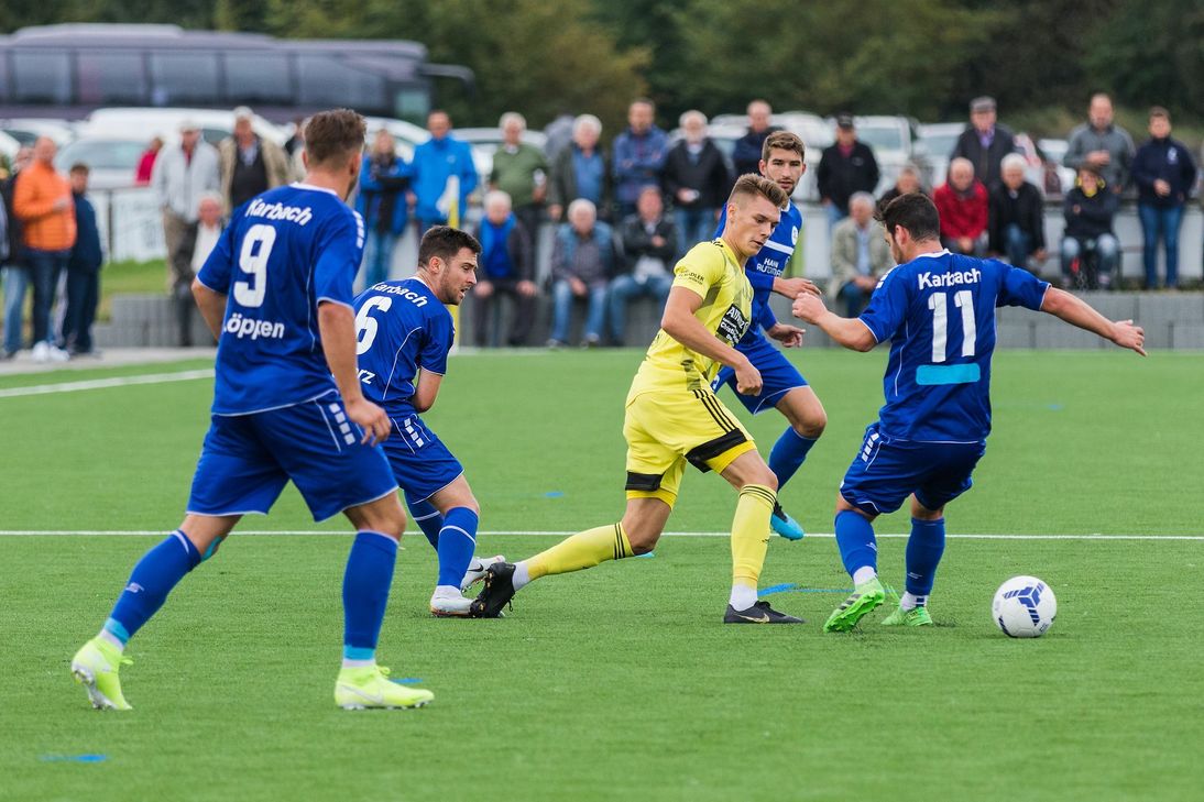 Enrico Köppen (li.) mit seinen Toren und Johannes Göderz (2.v.l.) mit seinem starken Spiel trugen viel zum Karbacher 4:1-Sieg bei. (Foto: Arno Boes)