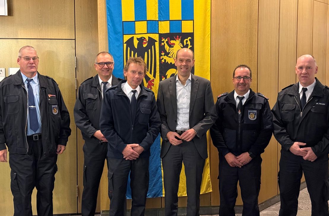 Von links: Stv. Leiter Gefahrstoffzug Karl-Heinz Reitz, Brand- und Katstrophenschutzinspekteur Stefan Bohnenberger, ehemaliger Leiter Gefahrstoffzug Stefan Knichel, Landrat Volker Boch, Leiter Gefahrstoffzug Dieter Eiskirch, stv. Leiter Gefahrstoffzug und stv. Brand- und Katastrophenschutzinspekteur Christian Albrecht.