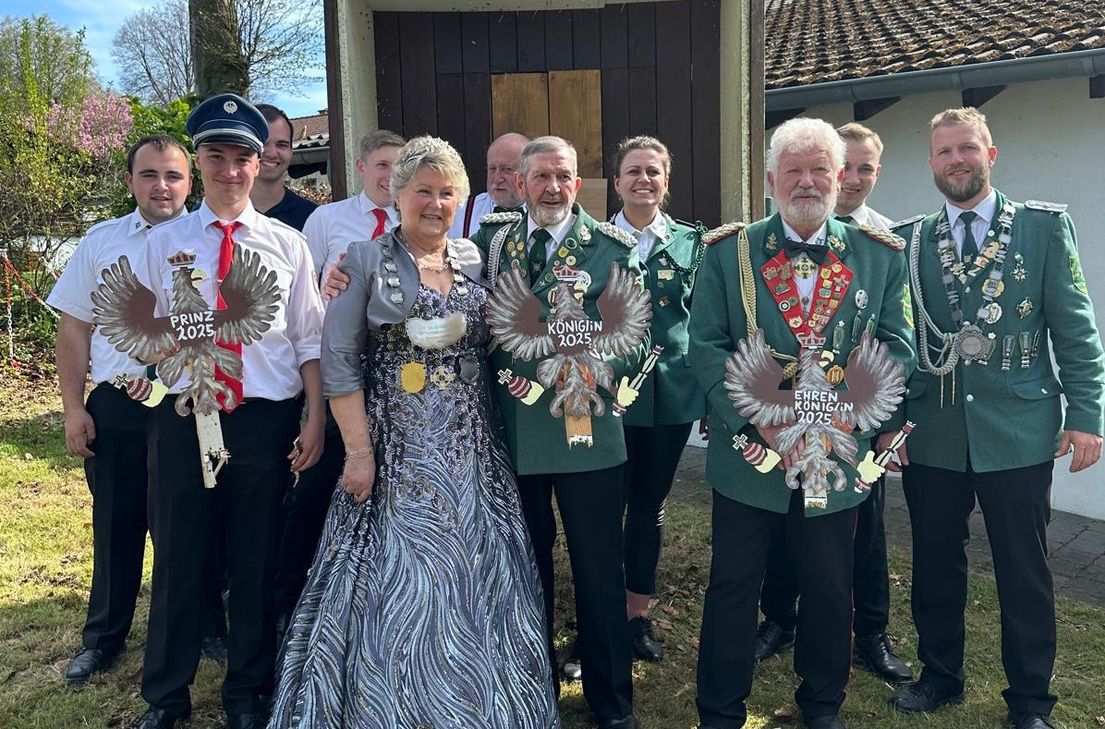 Die Majestäten im Jubiläumsjahr: v.l. Jungschützenprinz Nico Jansen, Königin Edelgard Johnen mit Siegfried Treutwein, Ehrenkönig und Ehrenbrudermeister Peter Treutwein zusammen mit Brudermeister Sebastian Treutwein.