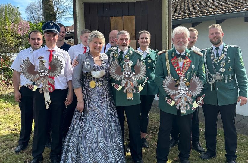 Die Majestäten im Jubiläumsjahr: v.l. Jungschützenprinz Nico Jansen, Königin Edelgard Johnen mit Siegfried Treutwein, Ehrenkönig und Ehrenbrudermeister Peter Treutwein zusammen mit Brudermeister Sebastian Treutwein.