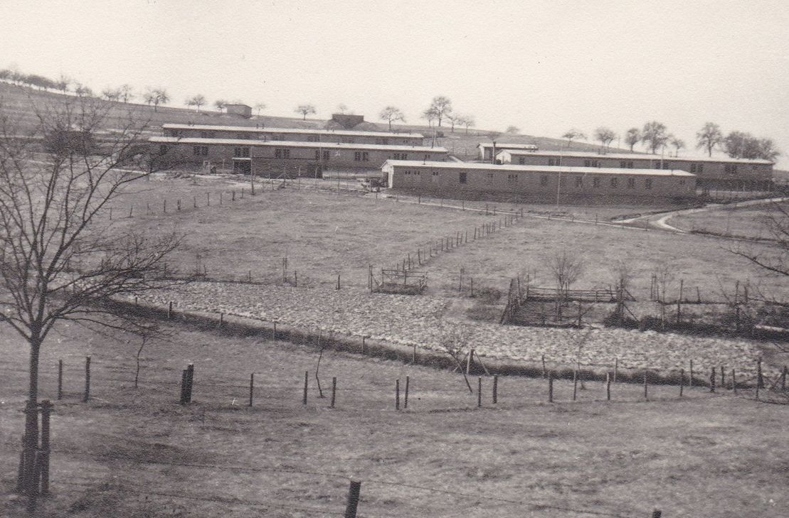 Das Flußbacher Frauenstraflager war ab dem 16. September 1942 Außenstelle des Strafgefängnisses, hatte vier große Baracken sowie zwei kleinere Gebäude, von einem Drahtzaun umgeben.