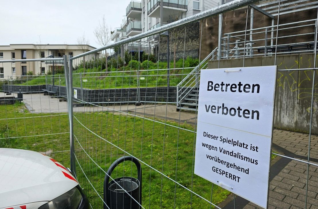 Regelmäßg wurde der neu angelegte Stadtpark vermüllt und vandalisiert. Nun zieht die Verwaltung die Notbremse und sperrt das Areal ab.