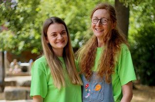 Künstlerin Claudia Pomowski (rechts) und die ehrenamtliche Helferin Paula Geist