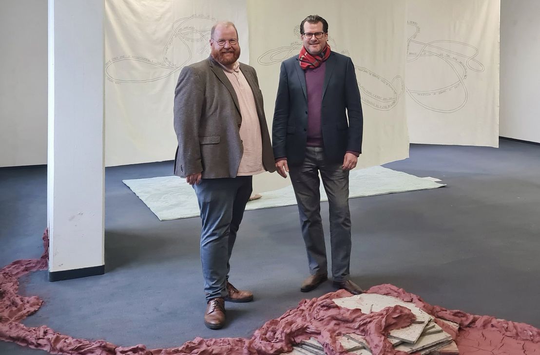 Trierer Kulturdezernent und Vorsitzender des Verwein EKA  Markus Nöhl (l.) und Akademieleiter Simon Santschi in der temporären Ausstellung der Kunsthalle Trier der Treveris-Passage.