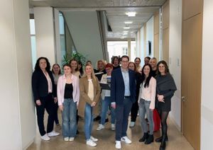 Anlässlich des Internationalen Frauentags kamen die Mitarbeiterinnen der Verbandsgemeindeverwaltung Zell zu einem gemeinsamen Austausch zusammen.