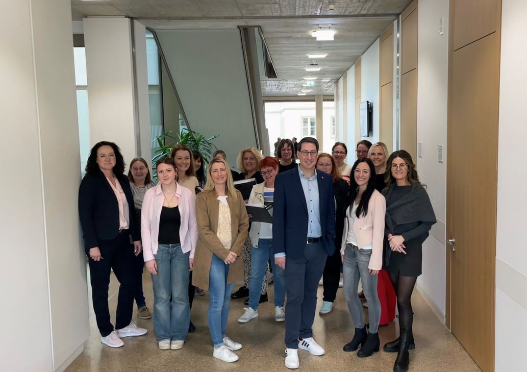 Anlässlich des Internationalen Frauentags kamen die Mitarbeiterinnen der Verbandsgemeindeverwaltung Zell zu einem gemeinsamen Austausch zusammen.