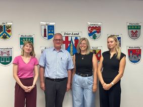Bürgermeister Michael Holstein gratulierte Tamara Ulrich (links) und Natalja Goss (2. v. r.) zum erfolgreichen Abschluss des Verwaltungslehrgangs II sowie Alea Dick (r.) zur bestandenen Ausbildung als Verwaltungsfachangestellte.