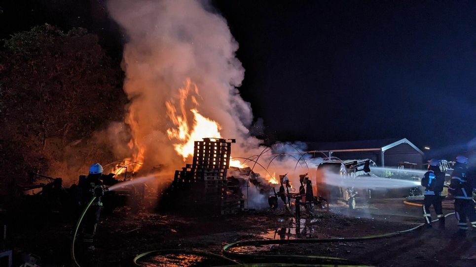 Der Brand eines Holz-Paletten-Stapels hat die Feuerwehr in der Nacht zum Sonntag über mehrere Stunden mit Löscharbeiten beschäftigt