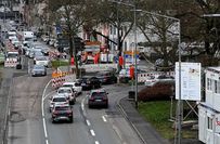 In der Bonner/Kölner Straße wird gerade die Sperung der Abbiegespuren eingerichtet (Stand Freitagmittag)