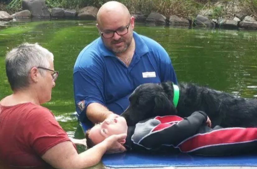 Gerd Thiel (Mitte) bietet tierunterstützte Therapiebegleitung in Brauneberg an. Die speziell und individuell ausgebildeten Vierbeiner helfen unter anderem Kindern, Senioren, Menschen mit Beeinträchtigungen oder Traumafolgen.