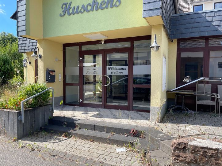 Überquellender Briefkasten und jede Menge Unkraut: Die leerstehende Flüchtlingsunterkunft der Musleh GmbH in Michelbach.