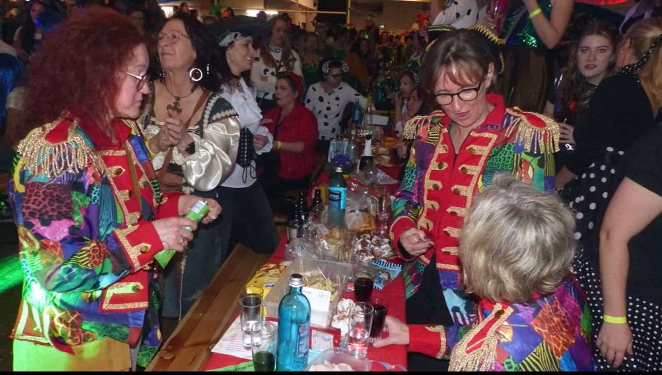 Nicht ganz so voll, aber ähnlich stimmungsvoll wie
bei der Damensitzung ist es beim Karnevalsfrühschoppen in Kesternich.