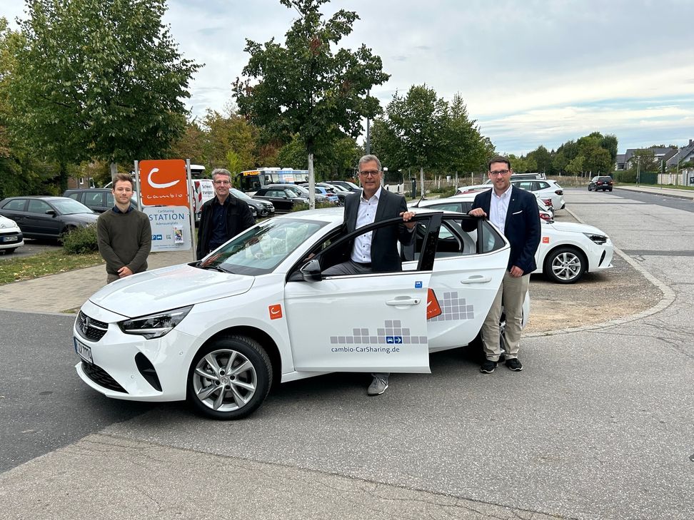 Bürgermeisterin Sabine Preiser-Marian und Laurenz Miehe bei der Besichtigung der neuen CarSharing-Fahrzeuge in Bad Münstereifel. Foto: Stadt Bad Münstereifel