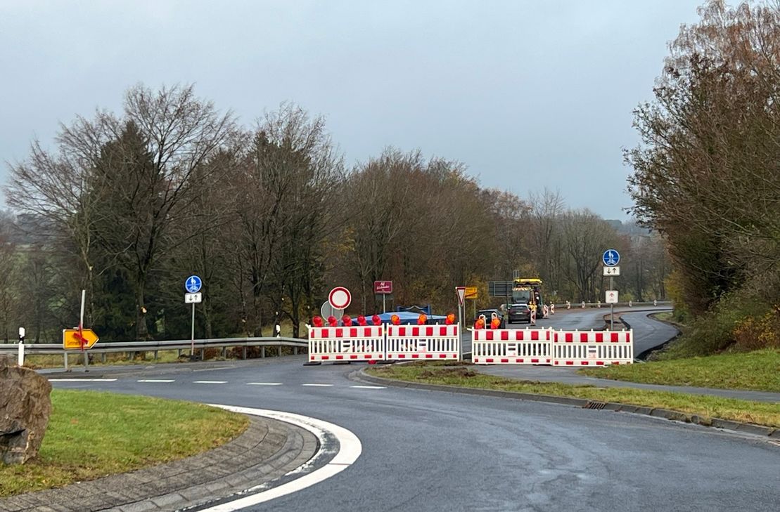 Stillstand am Kreisverkehr: Die Bauarbeiten an der L246 werden ab heute fortgesetzt. Mitte Februar soll es am Eingang zum Imgenbroicher Gewerbegebiet wieder rund gehen.