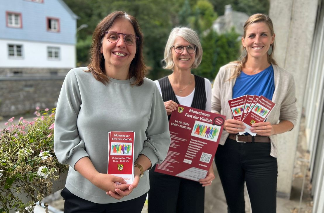 Marie-Theres Maaßen, Ellen Offermann (beide Sozialamt) und Bürgermeisterin Dr. Carmen Krämer (v.l.) freuen sich auf das »Fest der Vielfalt« in der Monschauer Altstadt. Gemeinsam mit vielen ehrenamtlichen Institutionen wurde ein buntes Programm auf die Beine gestellt, das man regelmäßig anbieten möchte.
