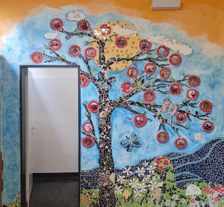 Mosaike einer chilenischen Künstlerin, die in Höfen lebt, sind im Kolpinghaus zu sehen.