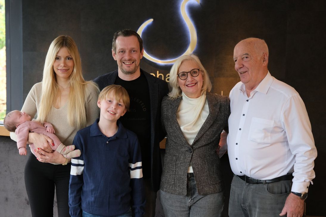 Thomas Schanz mit Ehefrau Isabelle und den Kindern Paul und Noemi sowie den Eltern Gabi und Erich Schanz.