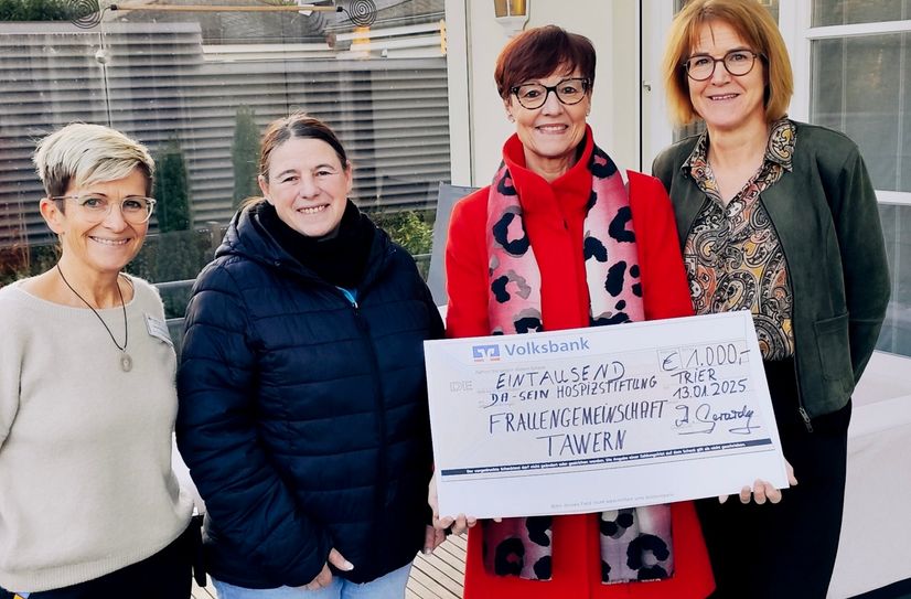 Spendenübergabe der Frauengemeinschaft Tawern an die Da-Sein Hospizstiftung für die Region Trier.