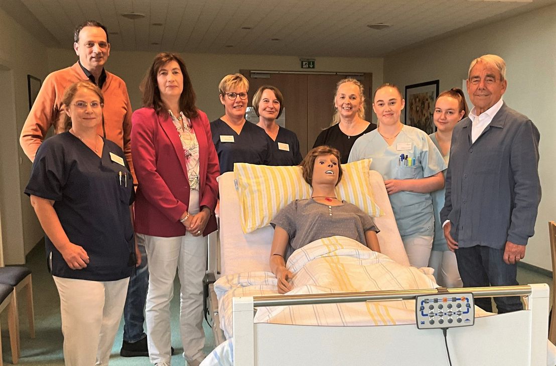 Sie freuen sich über die neue Pflegepuppe (v.l.): Bereichsleiterin Andrea Kloß, Frank Müller und Irene Mees vom Vorstand des Fördervereins, die Zentralen Praxisanleiterinnen Sandra Neutscher und Petra Schilz, Pflegedirektorin Bianca Nonweiler, die Auszubil-denden Romy Grosdidier und Silvaina Leser sowie der Stellv. Vorsitzende des Fördervereins, Hermann Schlösser.