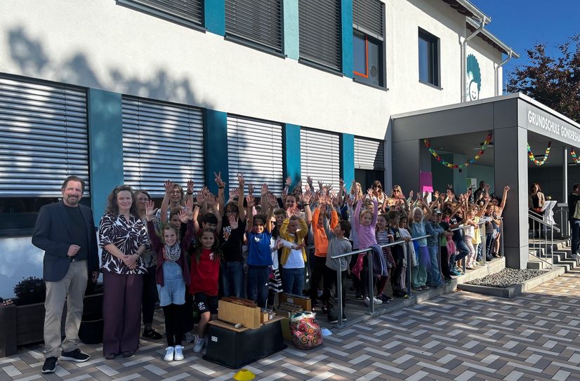 Die Kinder, Eltern und das Kollegium feierten den Abschluss der Sanierungsarbeiten mit einem stimmungsvollen Spielfest.