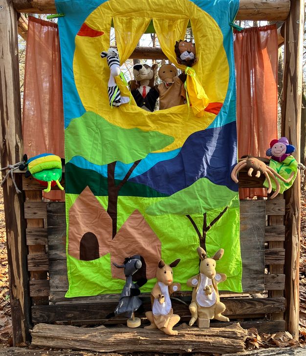 Ein Theatervorhang und Handpuppen wurden der Kita Winkelholzbande anonym gespendet.