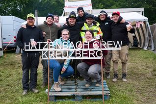 Schräge Jungs und Mädels - nach wie vor sind die Fans auf dem Nürburgring bestens gelaunt.