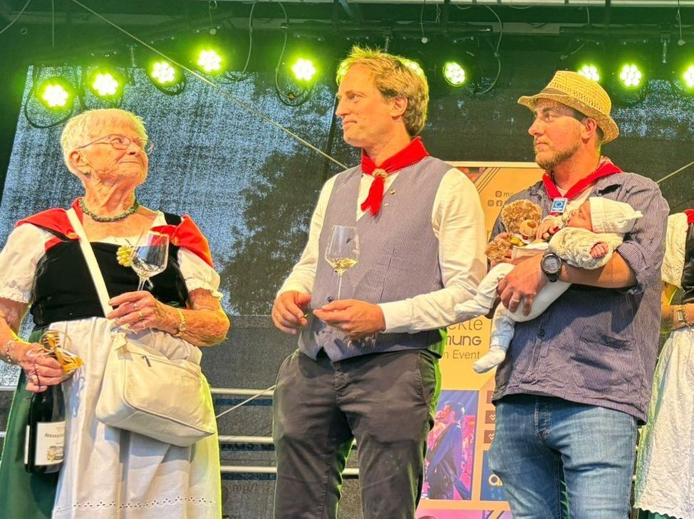 Ältestes und jüngstes Moselblümchen – Marlies Bohn und Leni Zimmermann – im Gespräch mit Stadtbürgermeister Roman Bastgen (Mitte).