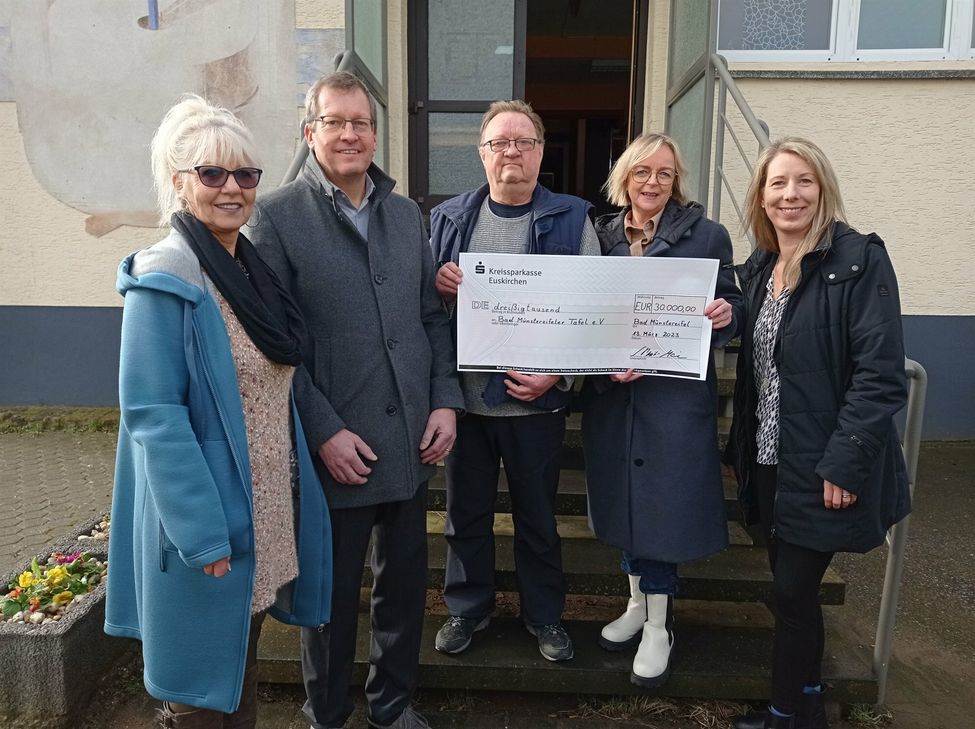 Beim Besuch der Ausgabestelle: Regina Merken (kommissarische Vorsitzende Tafel Bad Münstereifel e.V.) (v.l.), Peter Greven (Vorsitzender Bürgerstiftung Bad Münstereifel), Hans-Joachim Pohl (2. Vorsitzender Tafel Bad Münstereifel e.V.), Bürgermeisterin Sabine Preiser-Marian und Amtsleiterin Gina Burgwinkel-Ernst.