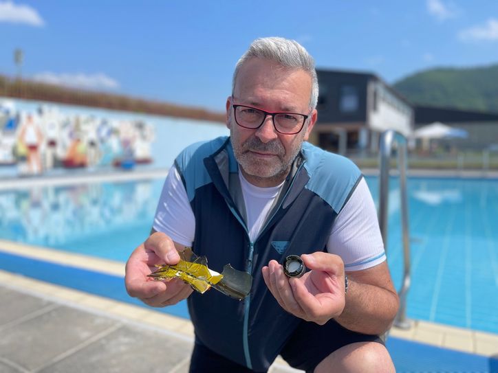 Geschäftsführer Frank Wagner (54) ist verärgert. Unbekannte haben in der Nacht Glasflaschen ins Schwimmbad Ellenz-Poltersdorf geworfen. Foto: Zender