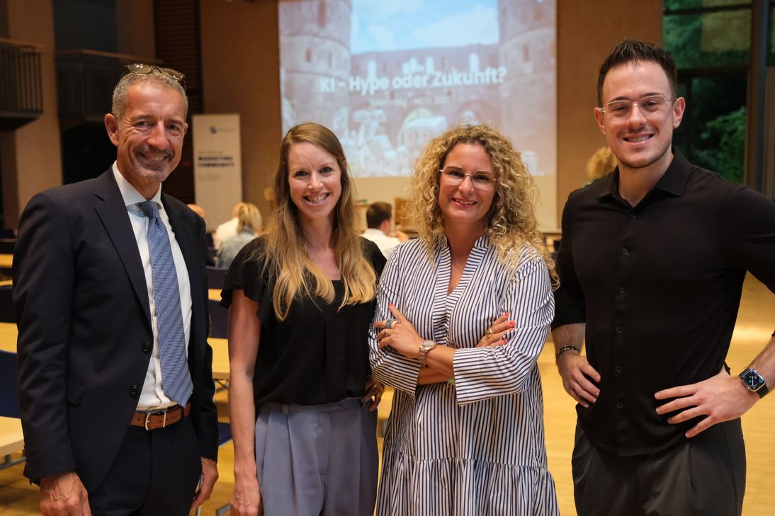 Im Bild (von links): DWLI-Präsident Stefan Pelger,  Moderatorin Katrin Firsching von Moccamedia, Präsidentin Solange Mühlhahn vom Marketing-Club Trier-Luxemburg und Kevin Indig, Speaker und Top-SEO aus den USA mit Trierischen Wurzeln.