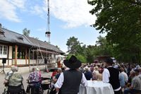 Zahlreiche Gäste waren bei hochsommerlicher Temperaturen zum Richtfest in das LVR-Freilichtmuseum Kommern gekommen.