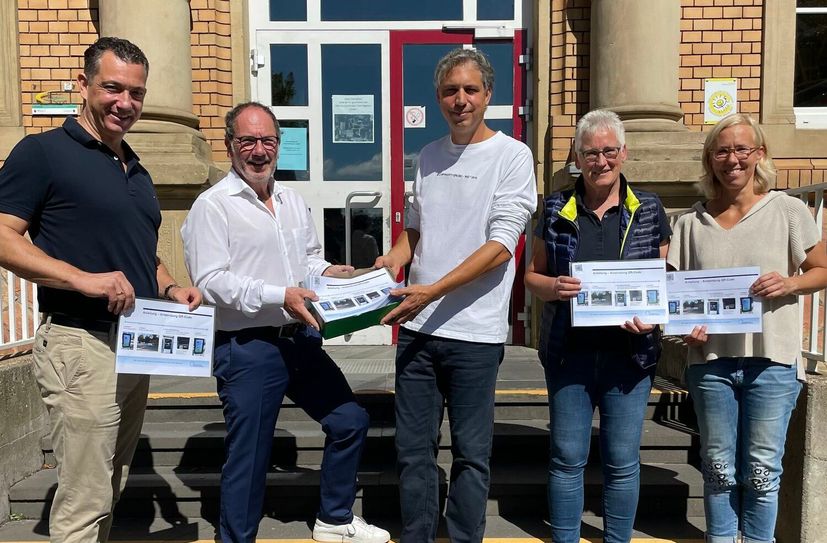 Oberbürgermeister Emanuel Letz, Klaus-Dieter Dreesbach, Moritz Gentz (Vorsitzender des Fördervereins), Yasmin Röhr (Rektorin) und Judith Krammes (Konrektorin).