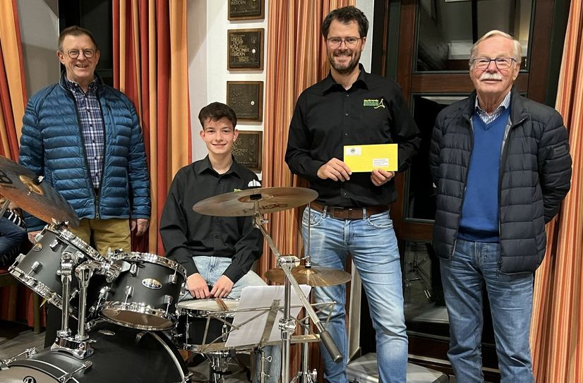 Nachwuchs und etablierte Kräfte teilen sich derzeit das Schlagzeug. Durch eine Spende der Monschauer Lions kann der Musikverein »Eifelklänge« Eicherscheid ein eigenes Schlagwerk für Jugendorchester und Nachwuchs-Ausbildung beschaffen.