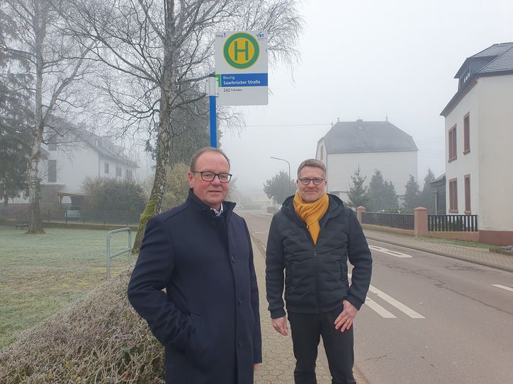 Jürgen Dixius (Bürgermeister VG Saarburg-Kell) und Andreas Reymann (Stadtbürgermeister Stadt Saarburg) stehen dort, wo die Bauarbeiten zu den beiden barrierefreien Bushaltestellen demnächst beginnen.