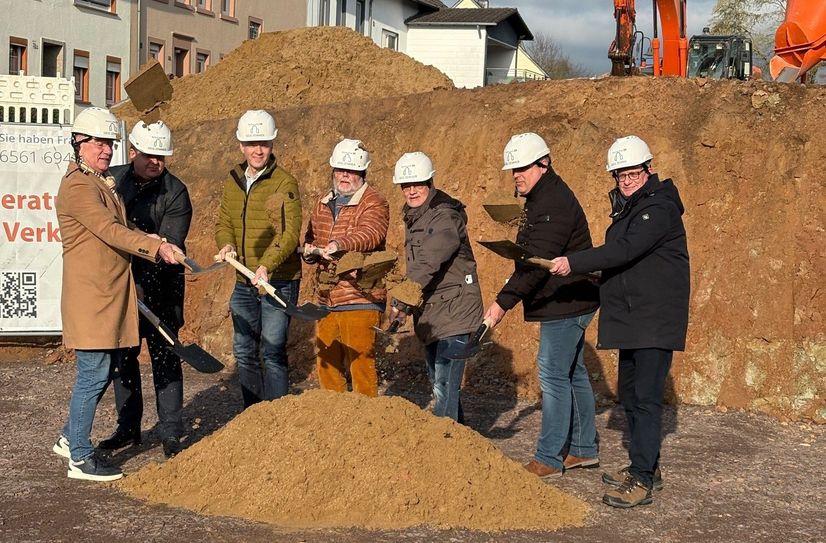 Hans-Jürgen Lichter (GEG Zemmer GmbH & Co. KG), Thorsten Pallien (Volksbank Trier Eifel eG), Stephan Hansen (Volksbank Trier Eifel Immobilien GmbH), Lothar Link (Architekt), Guido Lunkes (Erster Beigeordneter), Marcel Keilen (Beigeordneter) sowie Michael Holstein (Bürgermeister der VG Trier-Land).