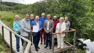 Reinhold Müller (v.li.) nahm von Prof. Dr. Karl-Heinz Erdmann die Förderurkunde der NRW-Stftung entgegen - sehr zur Freude von Bürgermeister Jan Lembach sowie den Mitgliedern des Dahlemer Eifelvereins und der Gemeindeverwaltung.