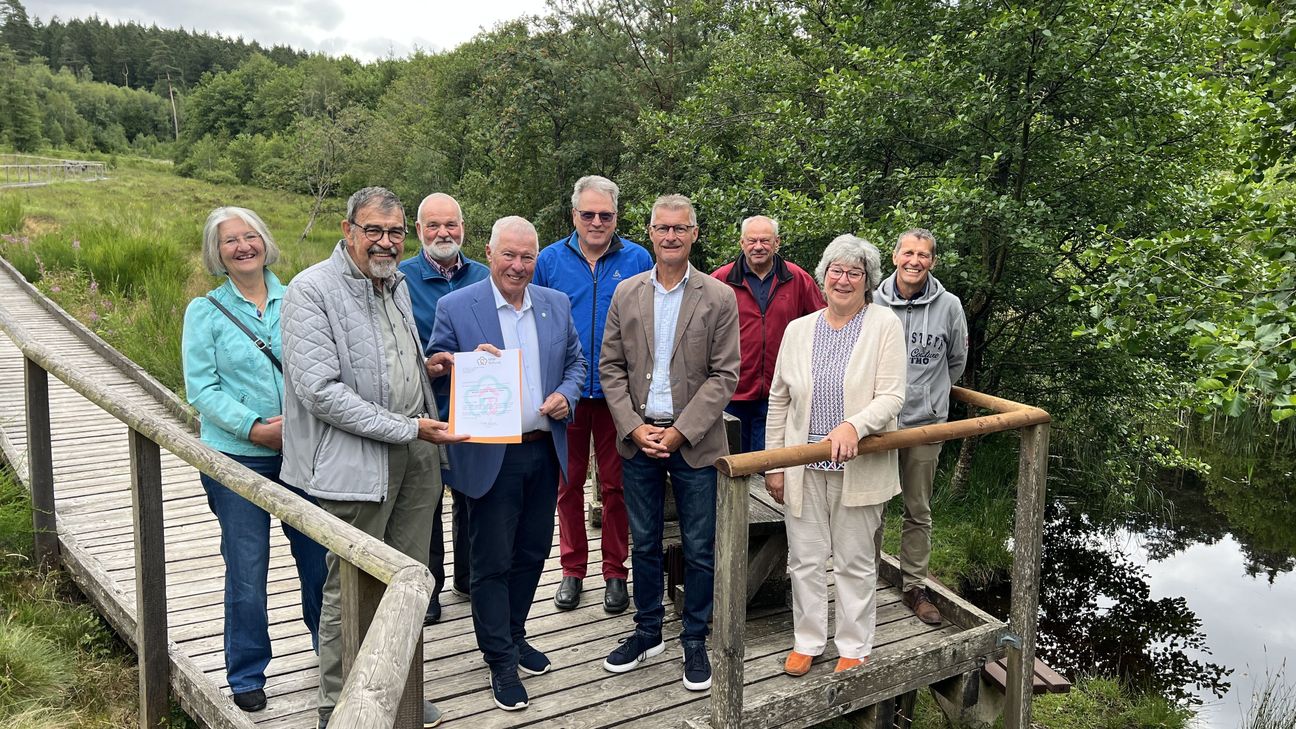 Reinhold Müller (v.li.) nahm von Prof. Dr. Karl-Heinz Erdmann die Förderurkunde der NRW-Stftung entgegen - sehr zur Freude von Bürgermeister Jan Lembach sowie den Mitgliedern des Dahlemer Eifelvereins und der Gemeindeverwaltung.