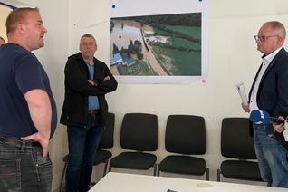 Spuren des Jahrhunderthochwassers sind immer noch zu sehen (siehe Bild an der Wand).