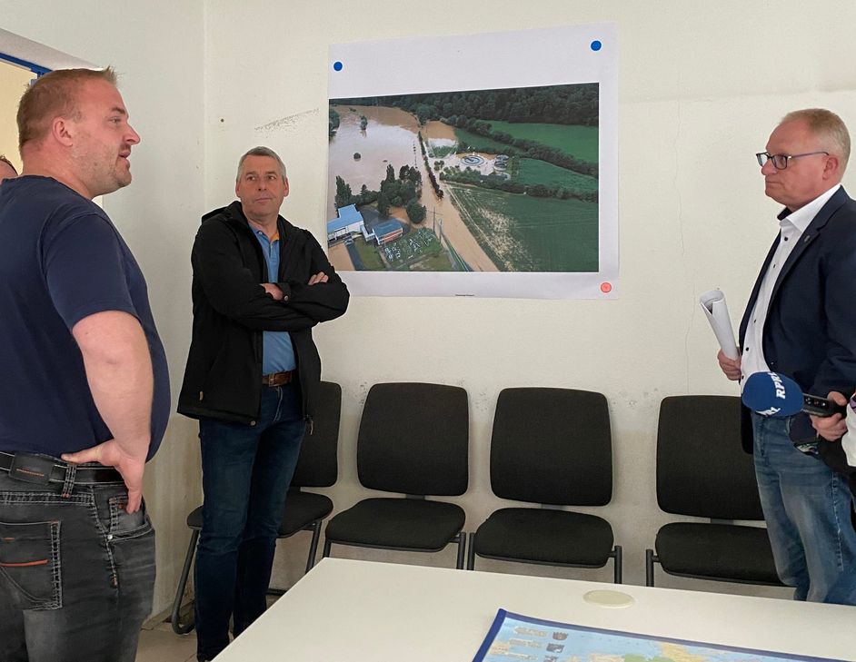 Spuren des Jahrhunderthochwassers sind immer noch zu sehen (siehe Bild an der Wand).